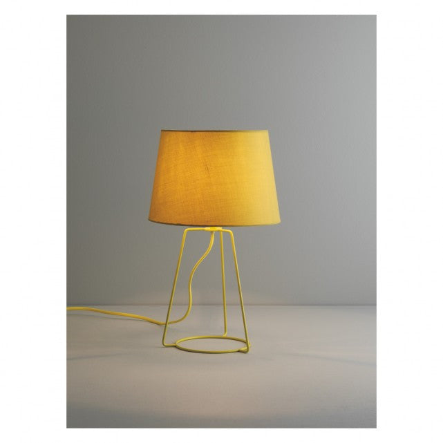 Lámpara de mesa de metal amarillo con pantalla de tela